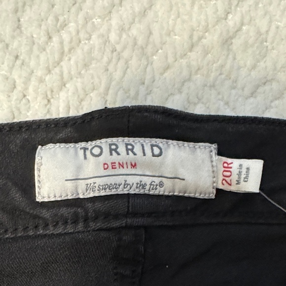 NWT Torrid Black High Rise Ultra Skinny Jeans with Embroidered Accents Size 20R - Picture 2 of 14
